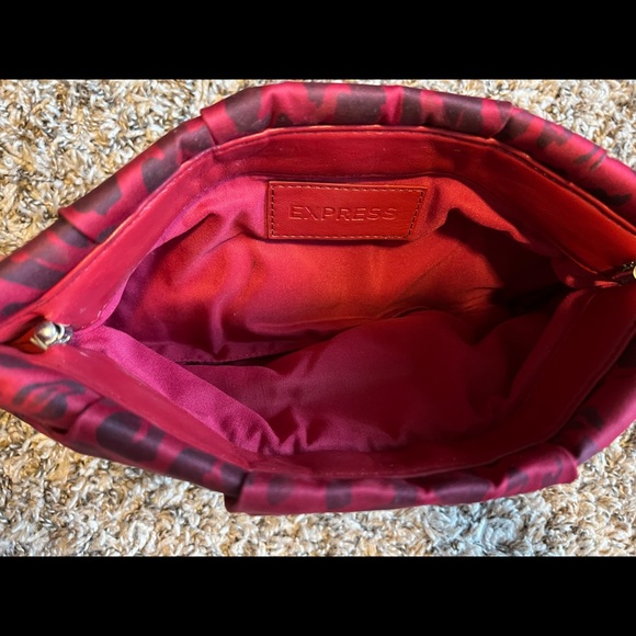 Express deep red leopard print clutch - Picture 4 of 4